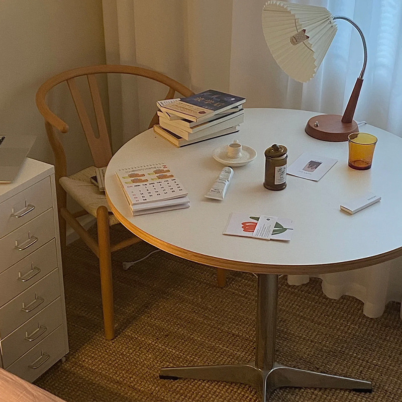 木製の丸型テーブル